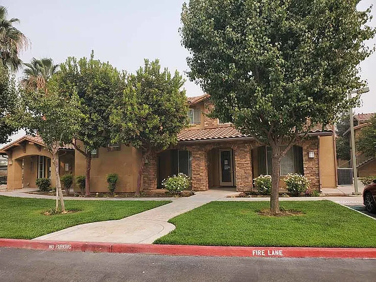 1515 E Jensen Ave — Photo 3