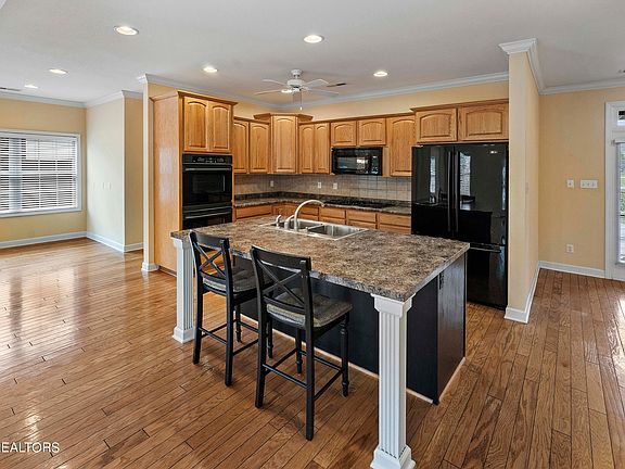 5th image of 1601 Silver Oaks Ln