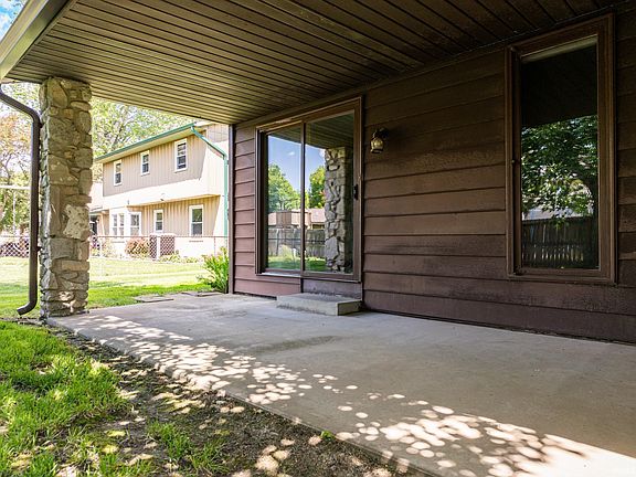 3rd image of 1009 S Stratford Ct