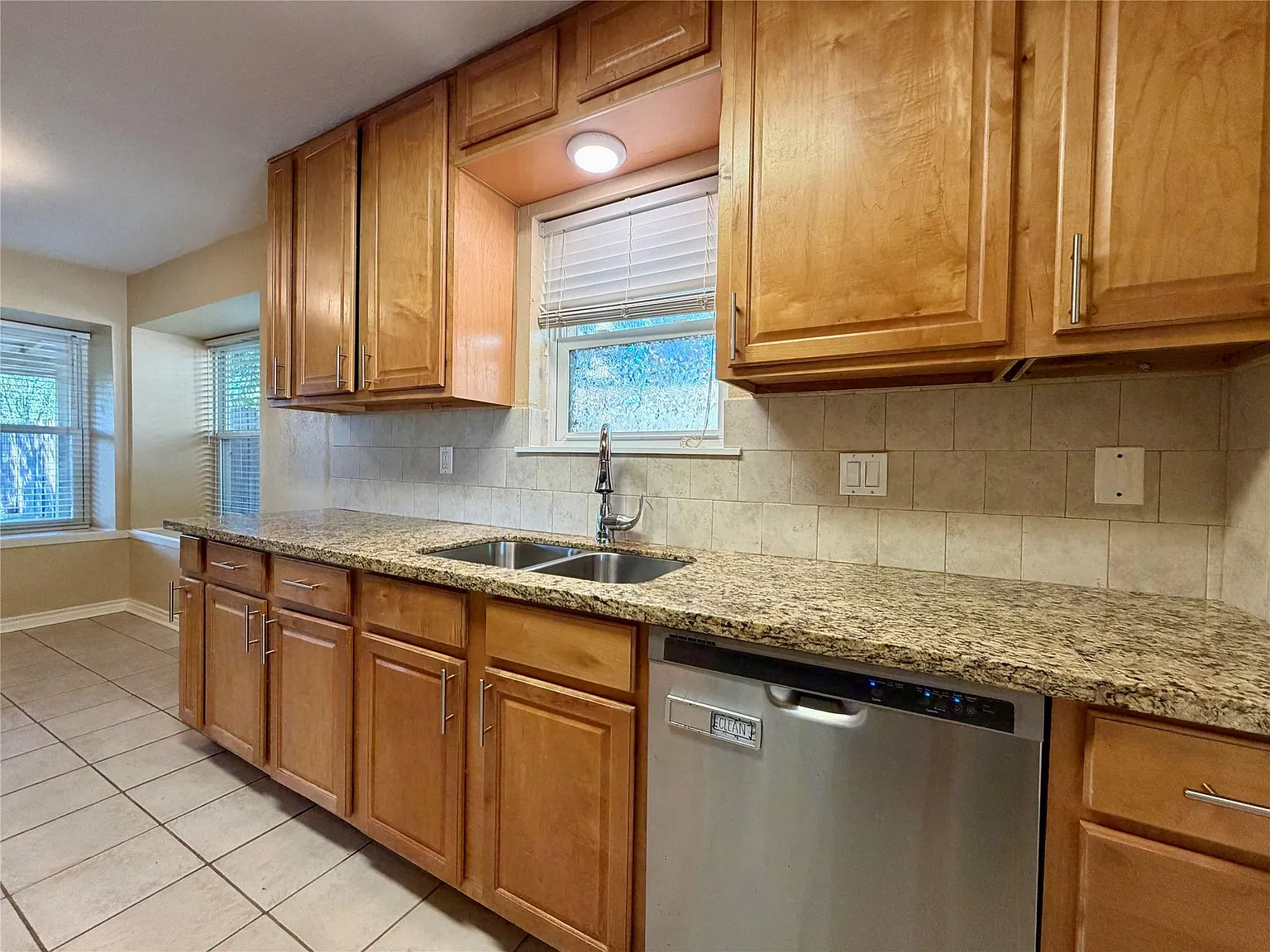 3 bed, 2.0 bath, 1337 sqft, $1,800 — Photo 4