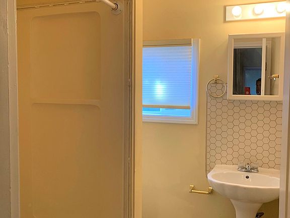 3rd image of 460 E Vine St APT 4