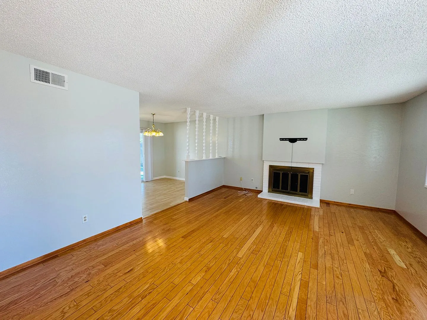East Ventura 3BD Home with Hard Flooring & Water-Wise Landscaping — Photo 3
