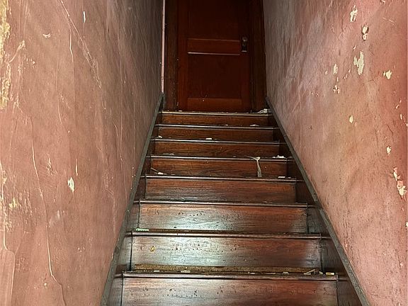 4th image of 353 McLister Ave