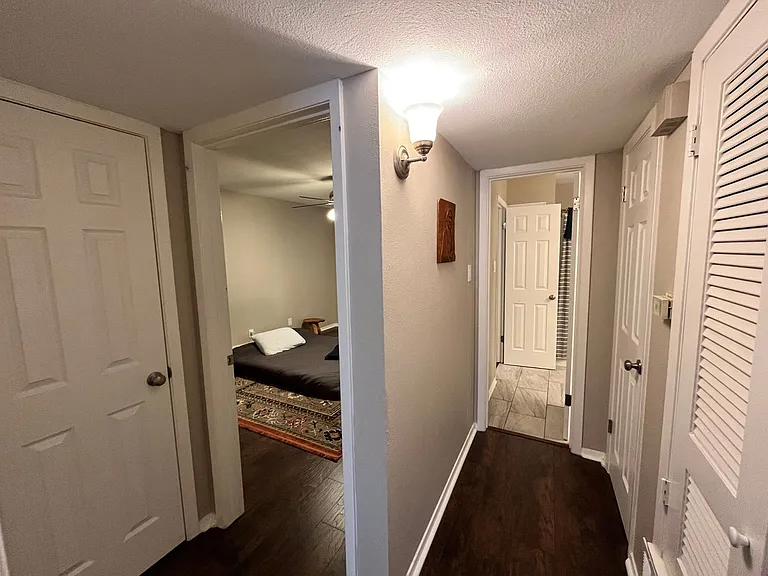 1107 N Locust St — Photo 7