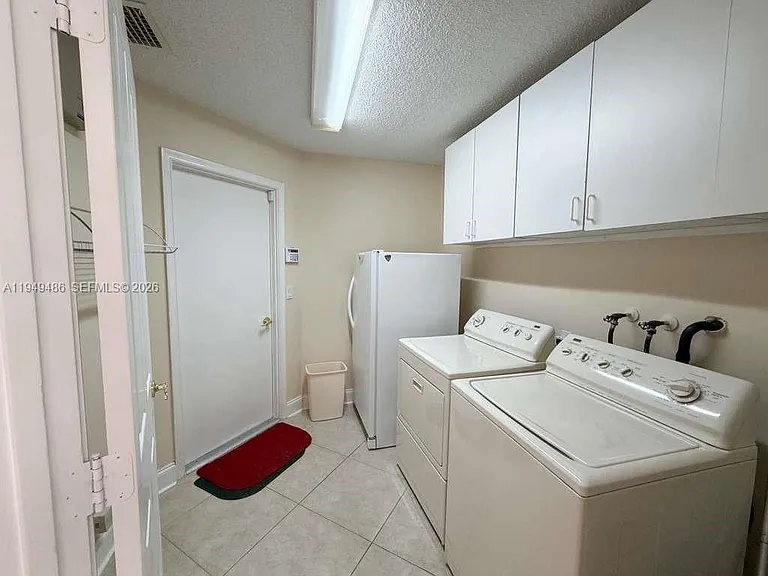 3279 Huntington — Photo 22