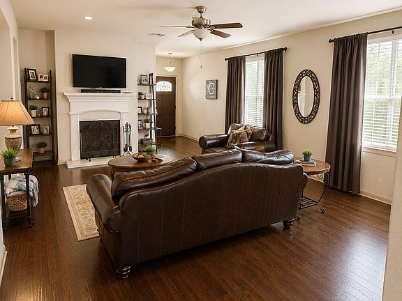 3rd image of 705 Algerita Dr