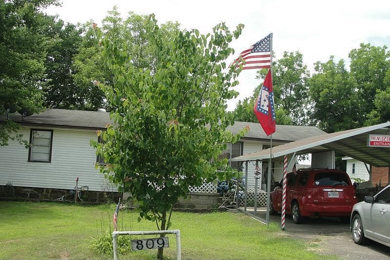 1st image of 811 Owens St