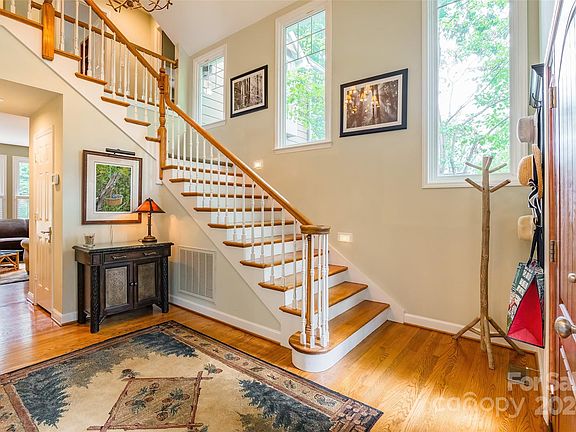 3rd image of 1643 Huntcliff Dr
