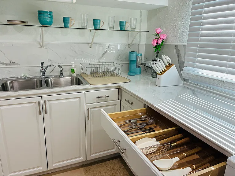 1058 Birch St SW #1 — Photo 7