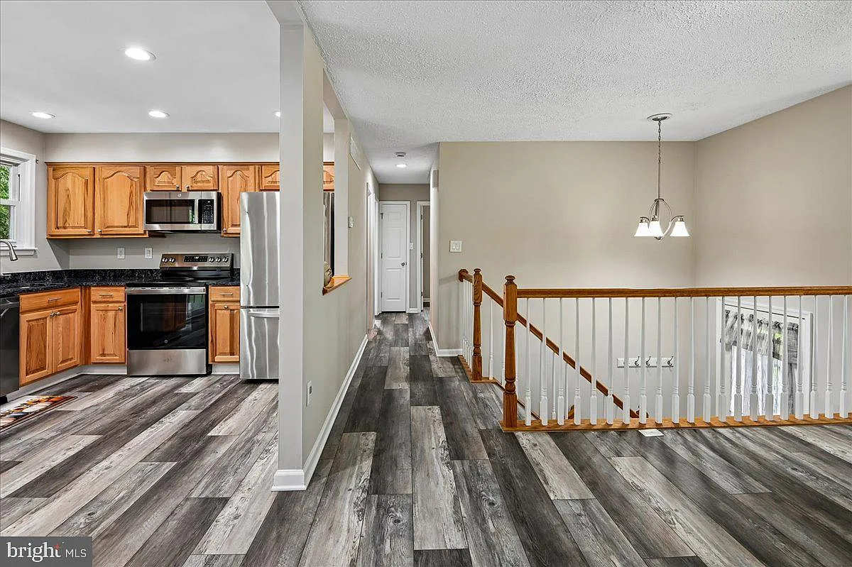 4 bed, 2.0 bath, 1583 sqft, $3,500 — Photo 3