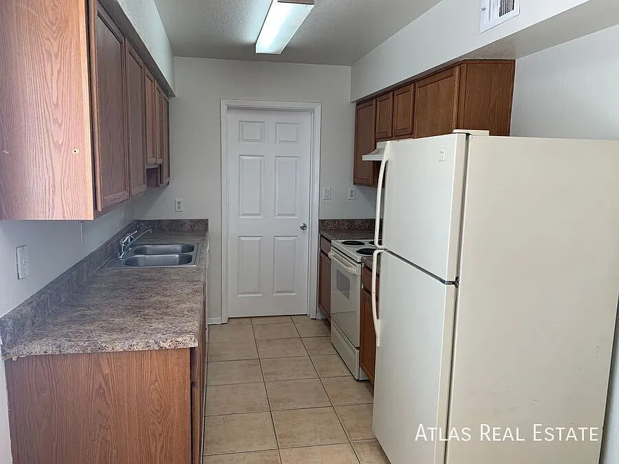Building Photo - 128 W Inglewood St #3