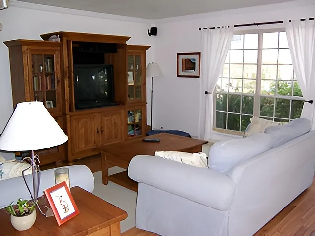 3 bed, 1.5 bath, 1113 sqft, $3,800 — Photo 2