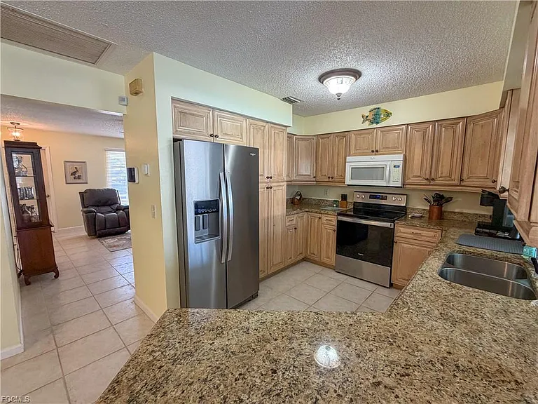 1115 SW 54th Ln — Photo 2