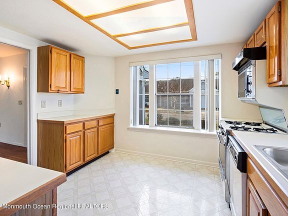 5th image of 906A Stratford Court