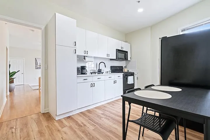 4 bed, 1.5 bath, 987 sqft, $4,450 — Photo 3