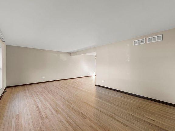 5th image of 609 Honey Locust Ln