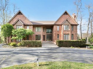 366 W Hickory Grove Rd, Bloomfield Hills, MI 48302