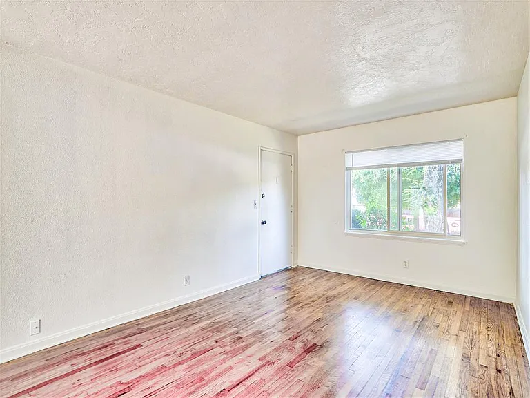 Powell Gardens Apartments — Photo 16