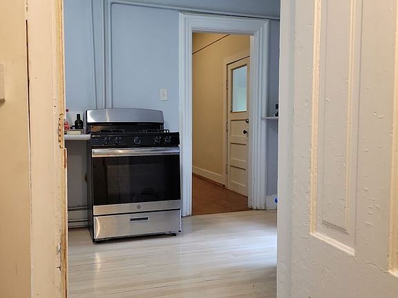 3rd image of 722 W Cedar St