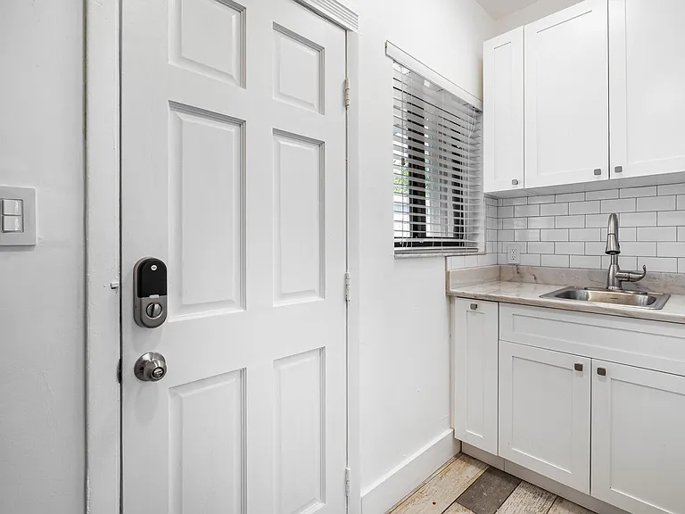 180 SW 63rd Ave #1 — Photo 5