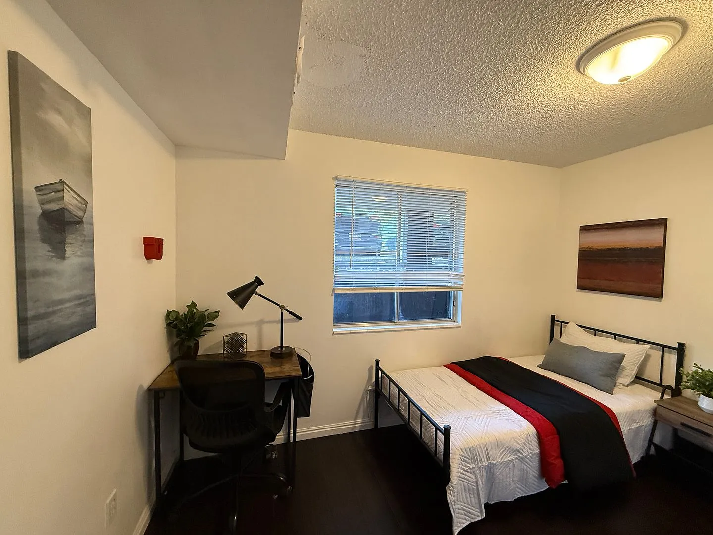 Small Budget Guy Room 3 blocks from U of U campus — Photo 3