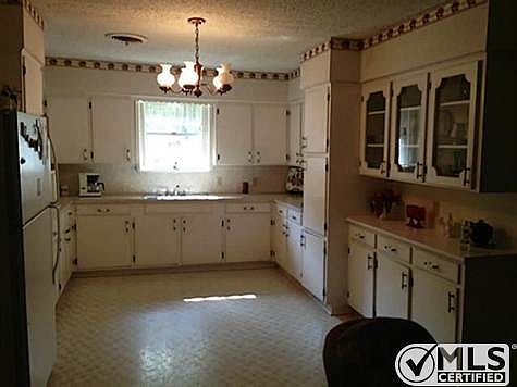 5th image of 1112 Crestview Dr