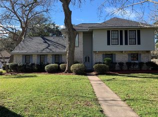 104 Poinciana St, Lake Jackson, TX 77566