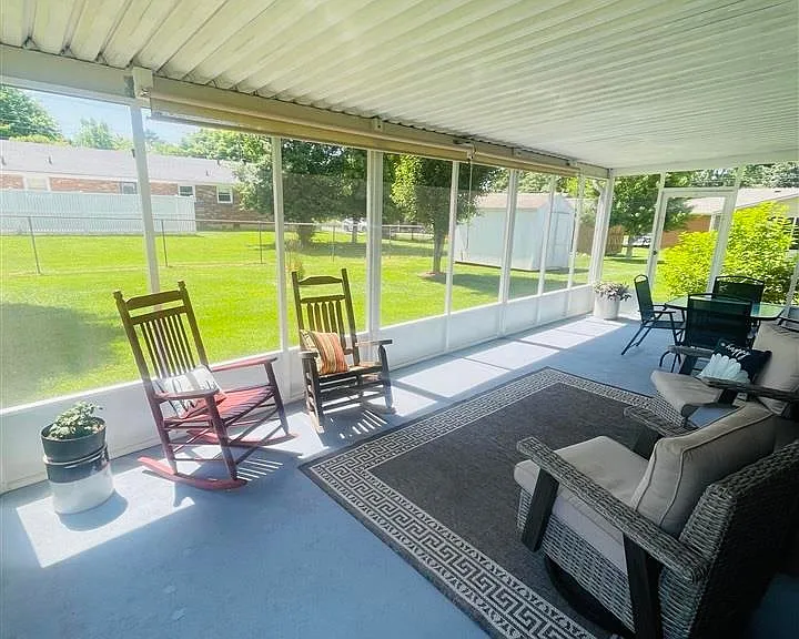 911 Gardenia Dr — Photo 2