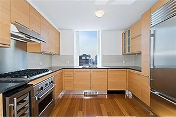 Sold by A & I Broadway | media 1