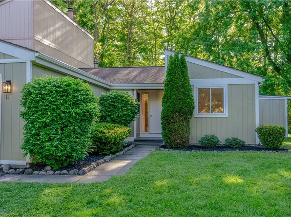 11 Hanningfield Cir, Fairport, NY 14450
