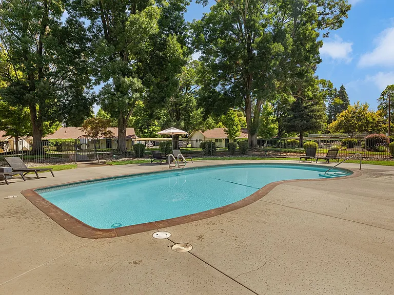 Lassen Villa Apartments — Photo 12