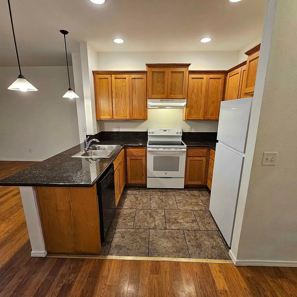3 bed, 2.5 bath, 1350 sqft, $1,575 — Photo 3