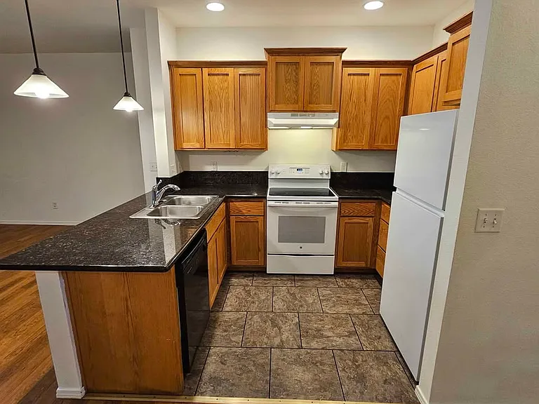 1843 SW Hungry Hill Dr — Photo 3