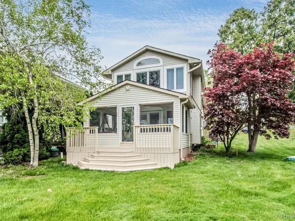 9047 Gale Rd, White Lake, MI 48386