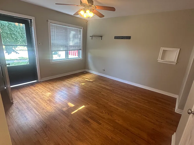 110 N Oakdale Ave — Photo 3