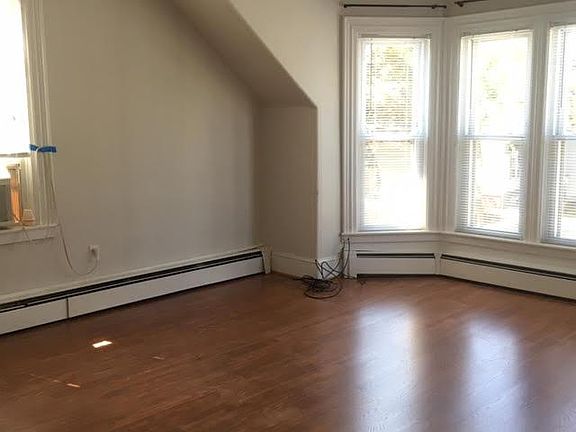 2nd image of 25 Lincoln Ave #2