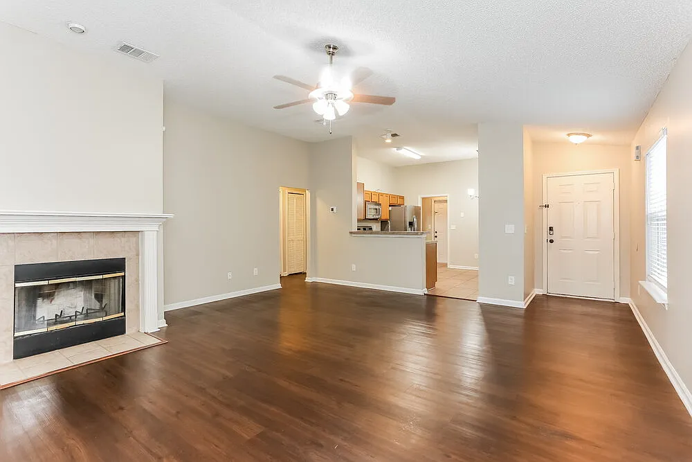 3 bed, 2.0 bath, 1316 sqft, $1,930 — Photo 3