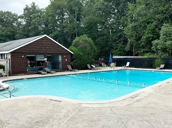3 Greenbriar Dr APT 204, North Reading, MA 01864