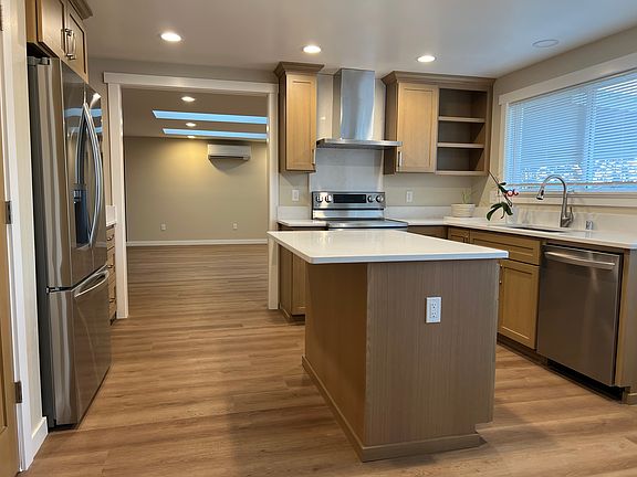 5th image of 1136 Bridgeview Dr N