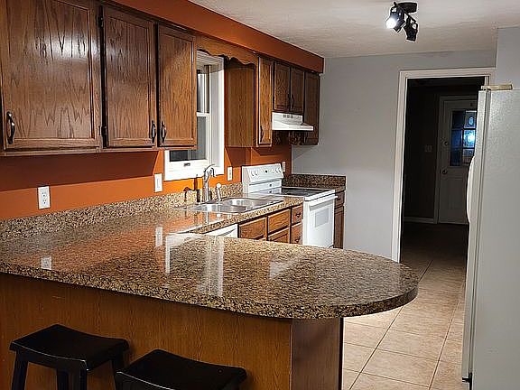 Kitchen and entrance to laundryroom