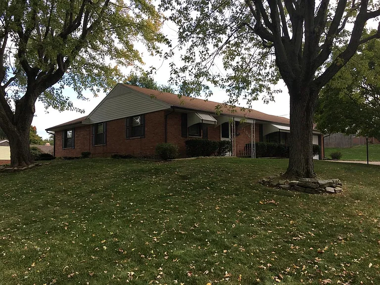 3200 Chandler Ct — Photo 2