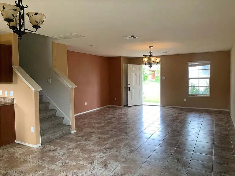 18317 Great Falls Dr — Photo 2