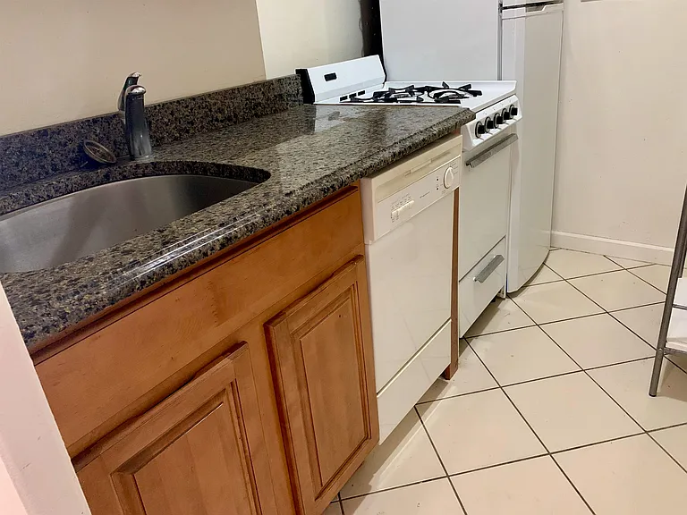 10 Huron Ave #5R — Photo 3