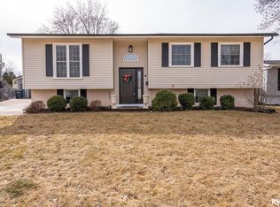 1887 Bristol Dr, Bettendorf, IA 52722