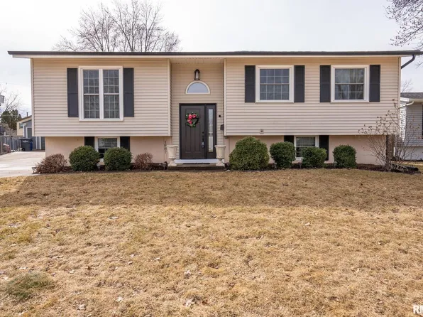 1887 Bristol Dr, Bettendorf, IA 52722