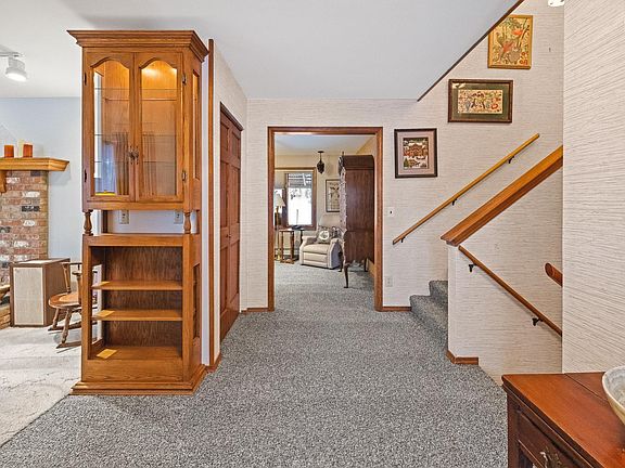 3rd image of 374 Parkland Dr