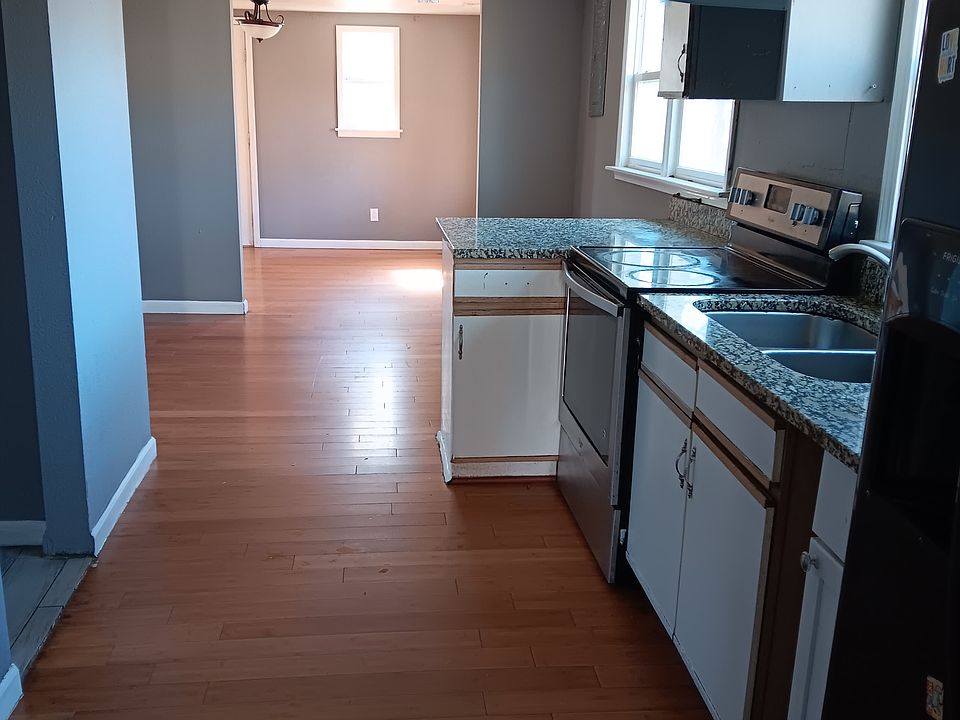 2nd image of 806 1/2 E Pacific Ave