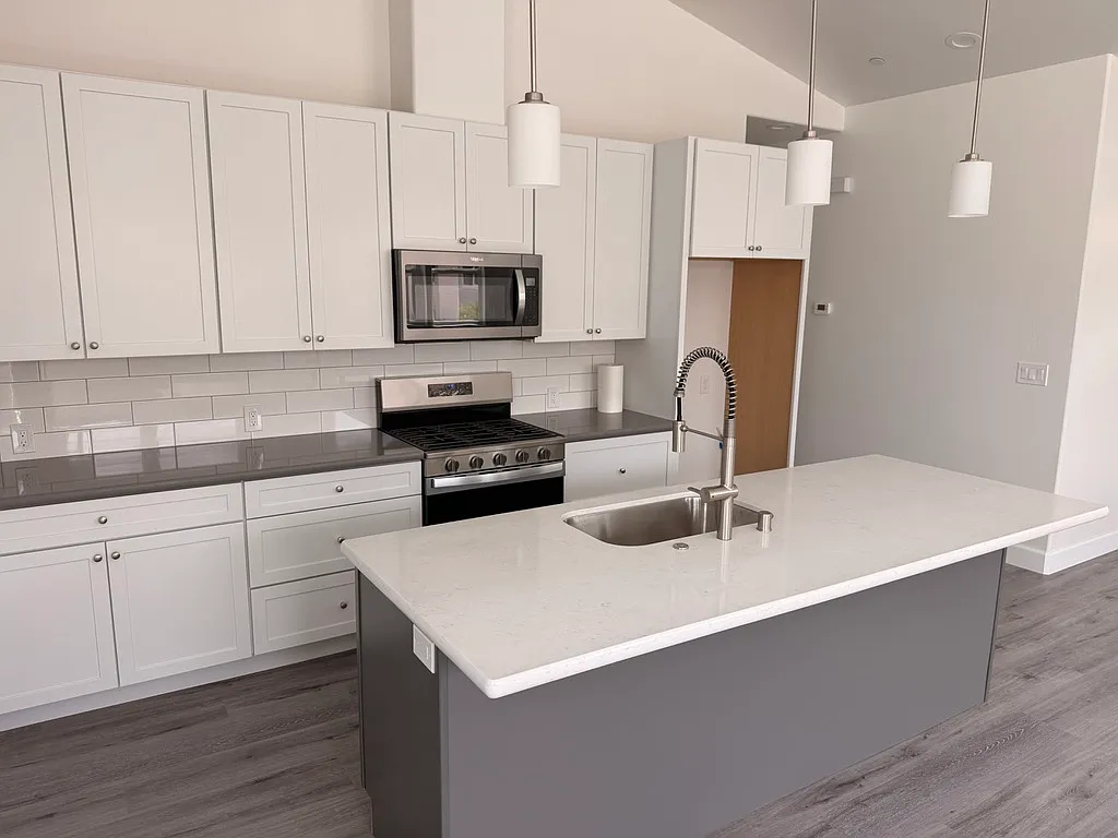 3 bed, 1210 sqft, $3,650 — Photo 3