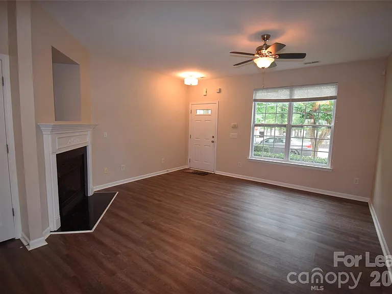 1077 Woodglen Ln — Photo 2