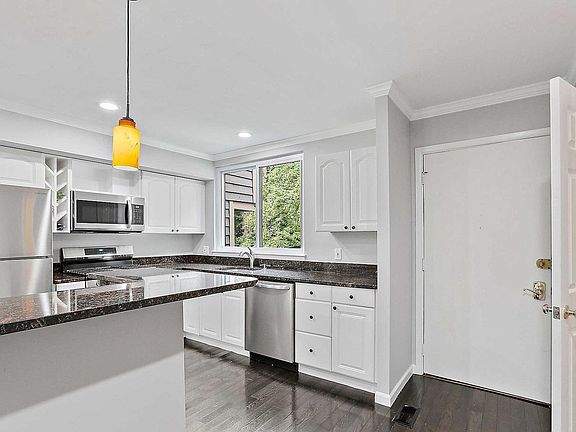 3rd image of 7008 Sherwood Rd Unit 36